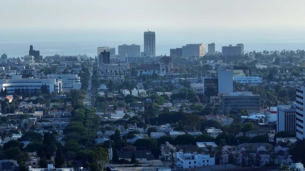 在日落期间，从海上到天空的城市美景的空中平移-圣莫尼卡，加利福尼亚视频素材