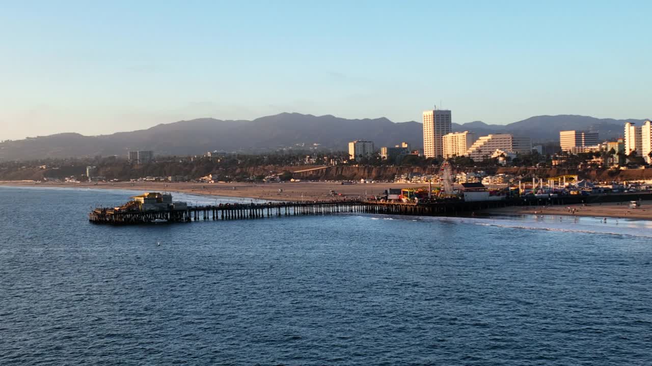 航拍著名的码头在海滩上的住宅城市，无人机在海上向前飞行-圣莫尼卡，加利福尼亚视频素材