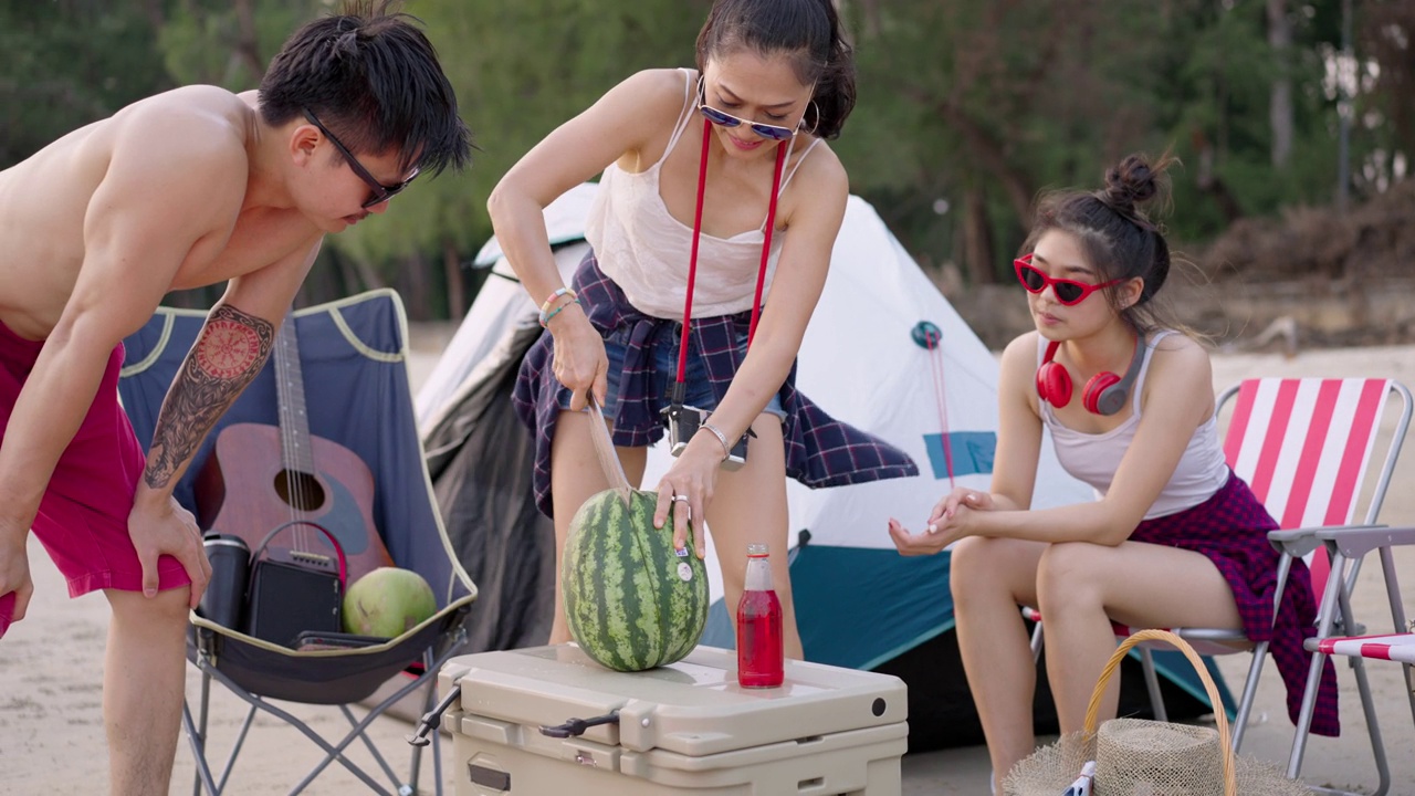 夏天，一群亚洲人在海滩露营视频素材