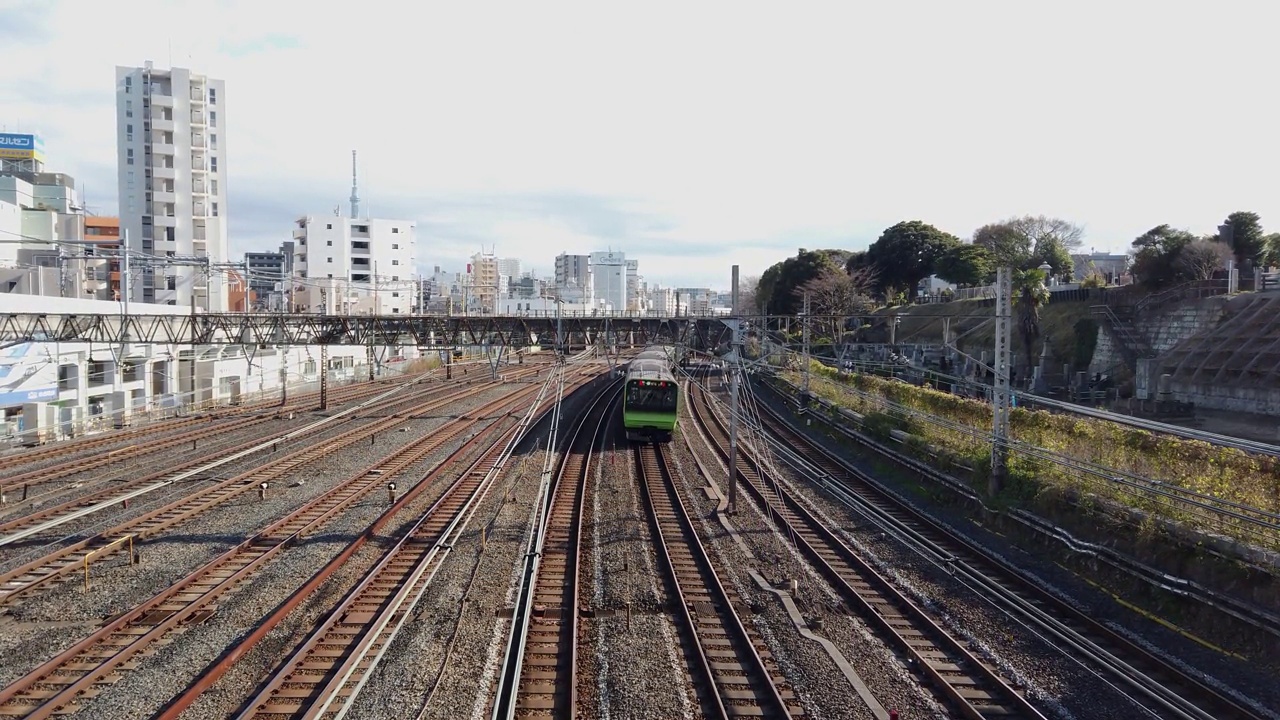 日本铁路JR轨道在冬季白天的景观视图，火车在铁路上运行。新干线——超高速列车视频素材