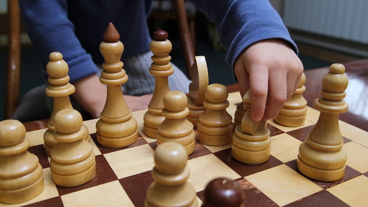 一个小男孩在下棋。移动棋盘上的骑士棋子视频素材