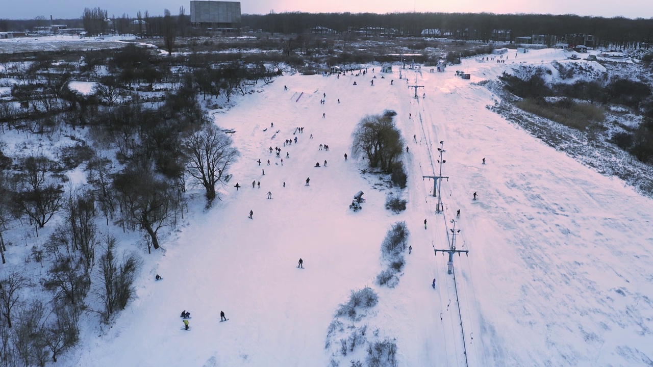 周末有滑雪缆车的滑雪板人在雪坡上滑雪。视频素材