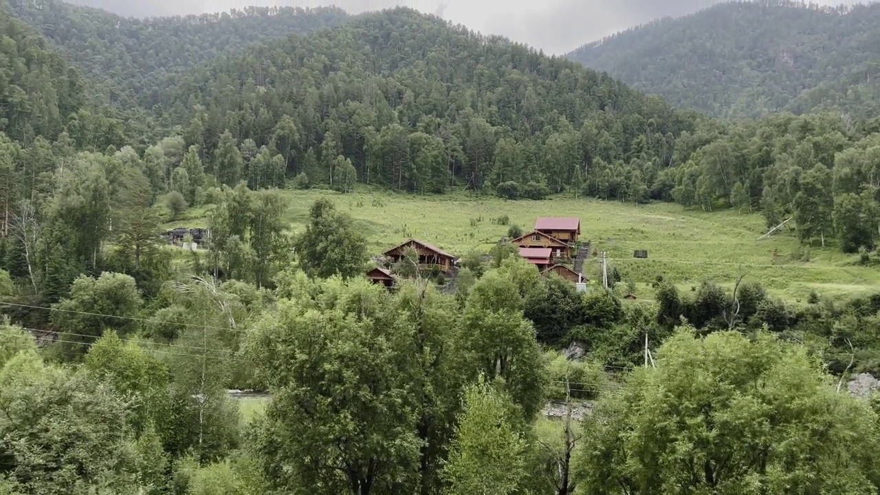 从阿尔泰的山路看山谷中的房屋。视频素材