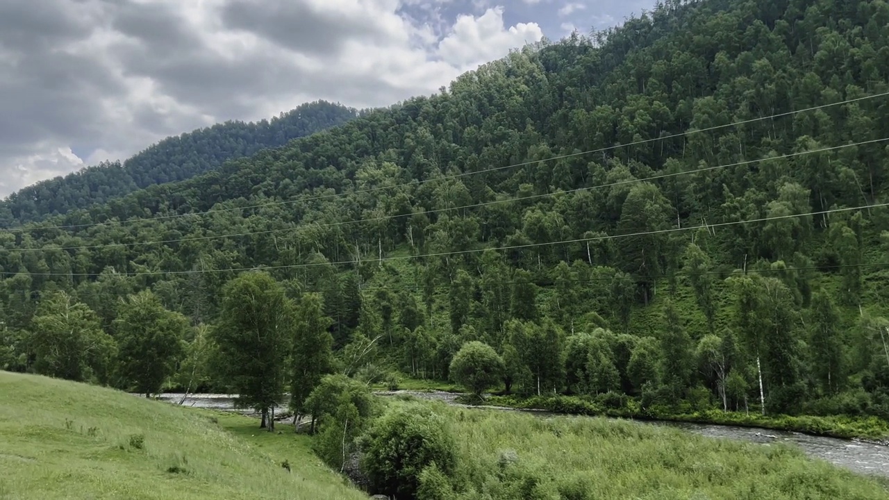 沿着阿尔泰共和国的山路欣赏壮丽的风景视频素材