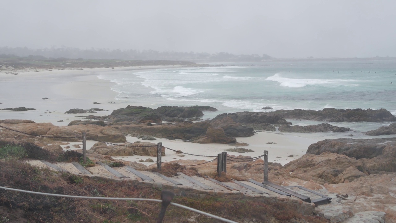 海洋沙滩沙丘，加州迷雾海岸。多雾多雨的天气，寒冷的大海。视频素材