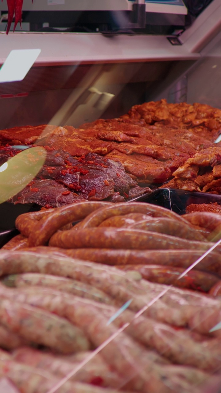 垂直纱窗店布局的肉品制作多样的肉店。视频素材