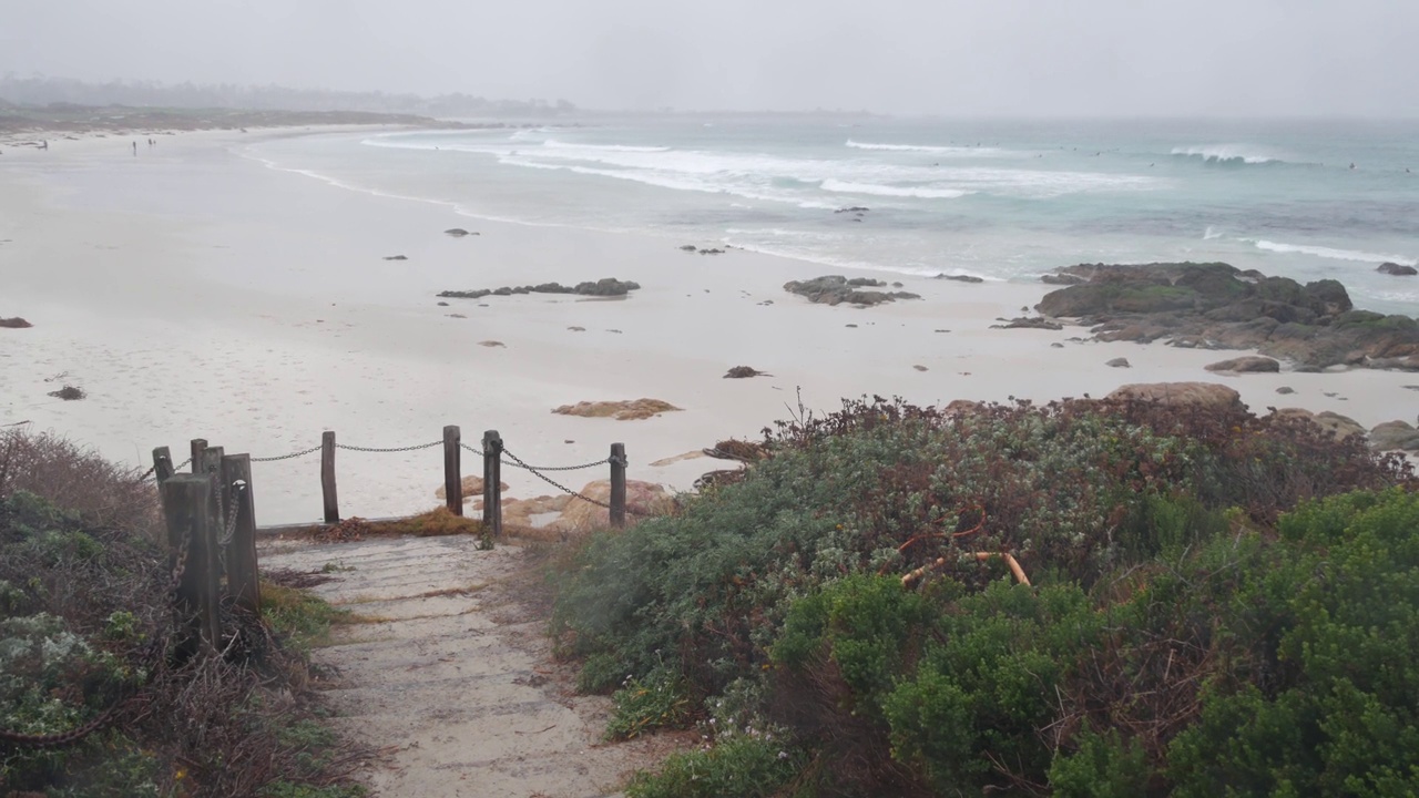 海洋沙滩沙丘，加州迷雾海岸。多雾多雨的天气，寒冷的大海。视频素材