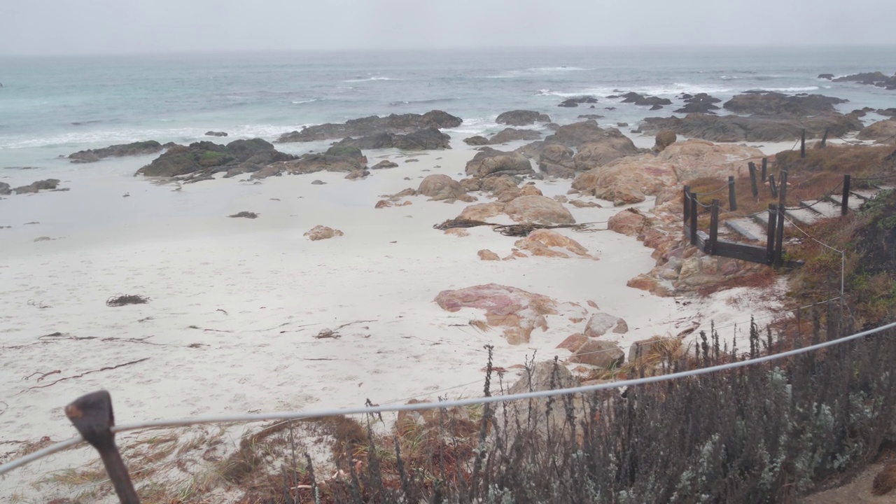 海洋沙滩沙丘，加州迷雾海岸。多雾多雨的天气，寒冷的大海。视频素材