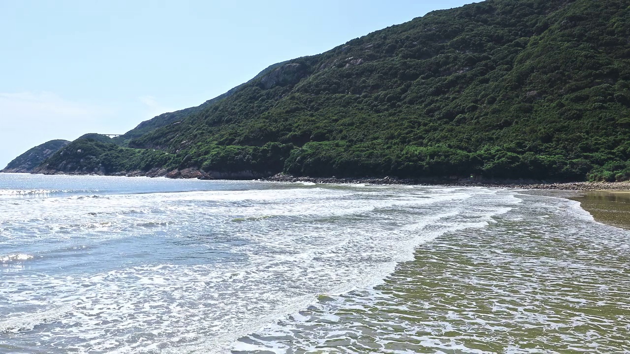 翻滚的海浪和舟山岛的海滩视频素材