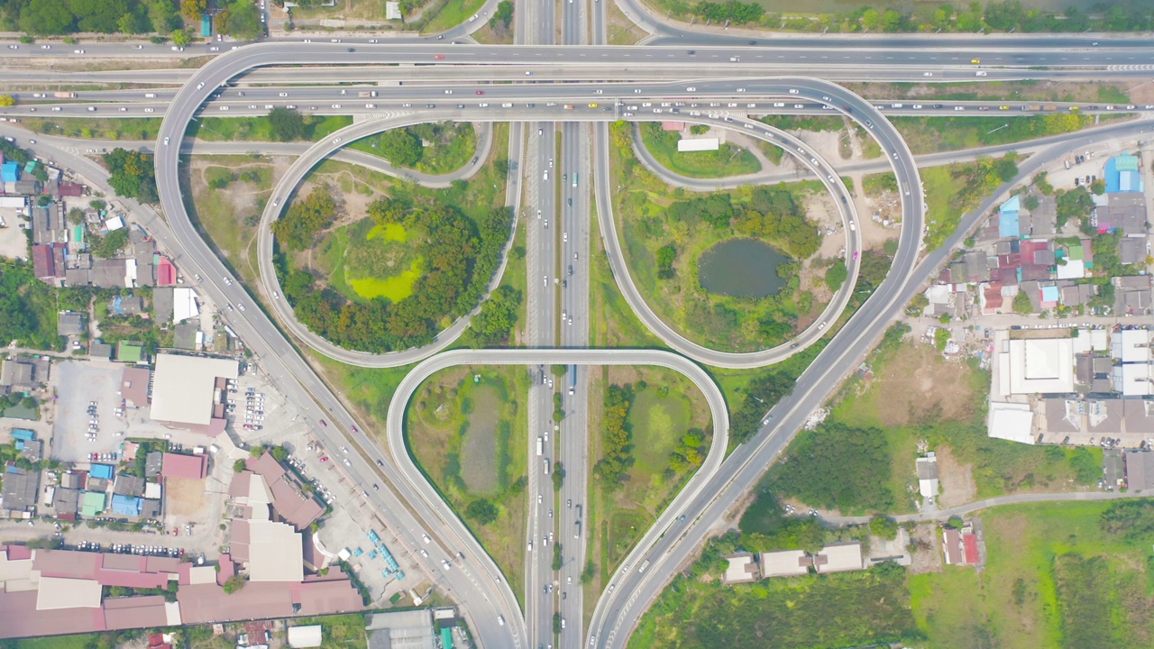 汽车在高速公路或高速公路上行驶的鸟瞰图。立交桥、街道、道路连接网络的建筑概念。前视图。曼谷，泰国。视频素材