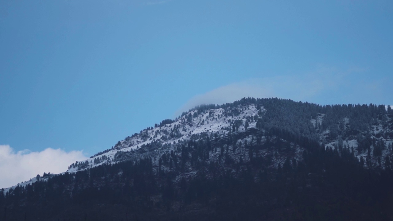 在冬季，印度喜马偕尔邦的马纳里，积雪覆盖的山顶。雪后被雪覆盖的山峰。自然背景与复制空间。视频素材