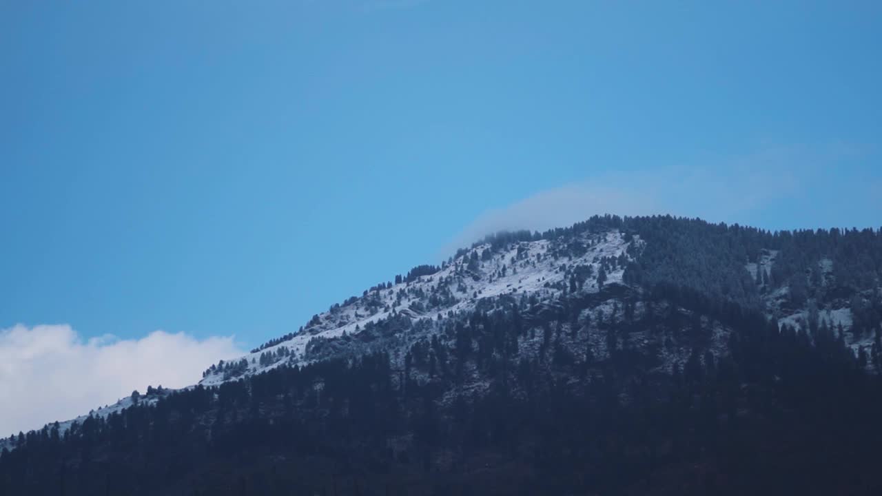 在冬季，印度喜马偕尔邦的马纳里，积雪覆盖的山顶。雪后被雪覆盖的山峰。自然背景与复制空间。视频素材