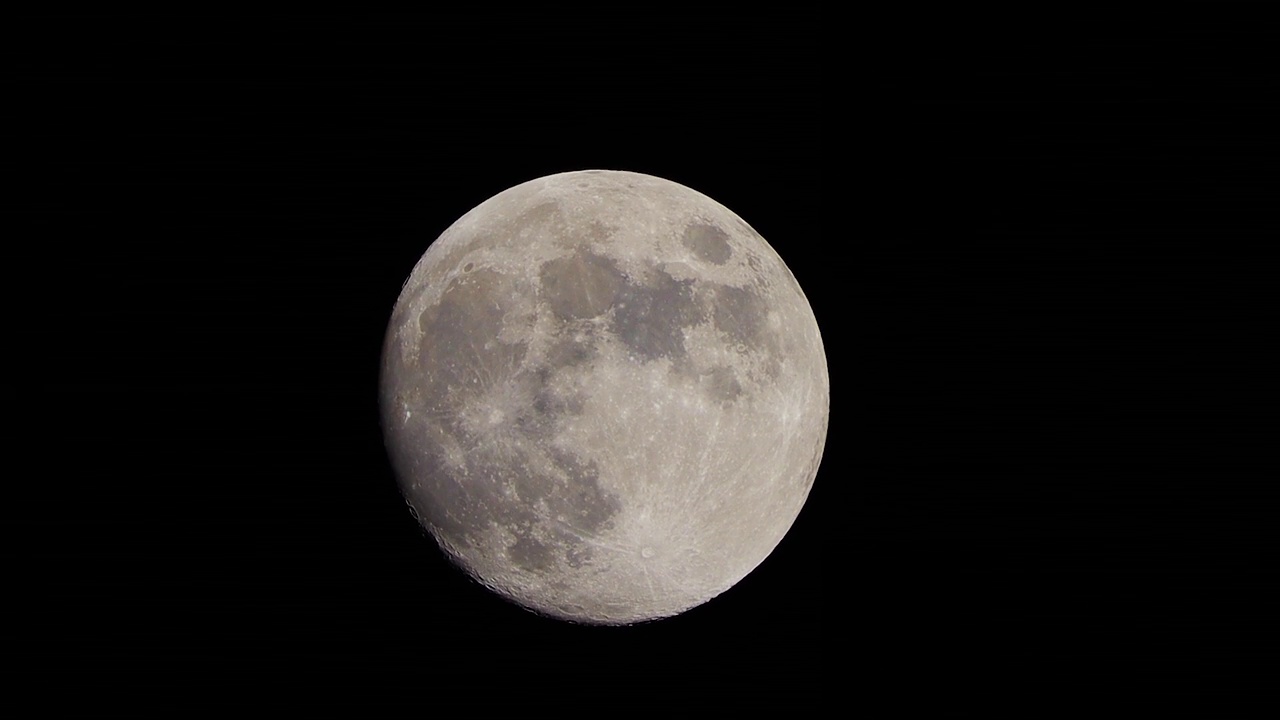 满月在夜晚划过天空。用长焦镜头拍摄的视频素材