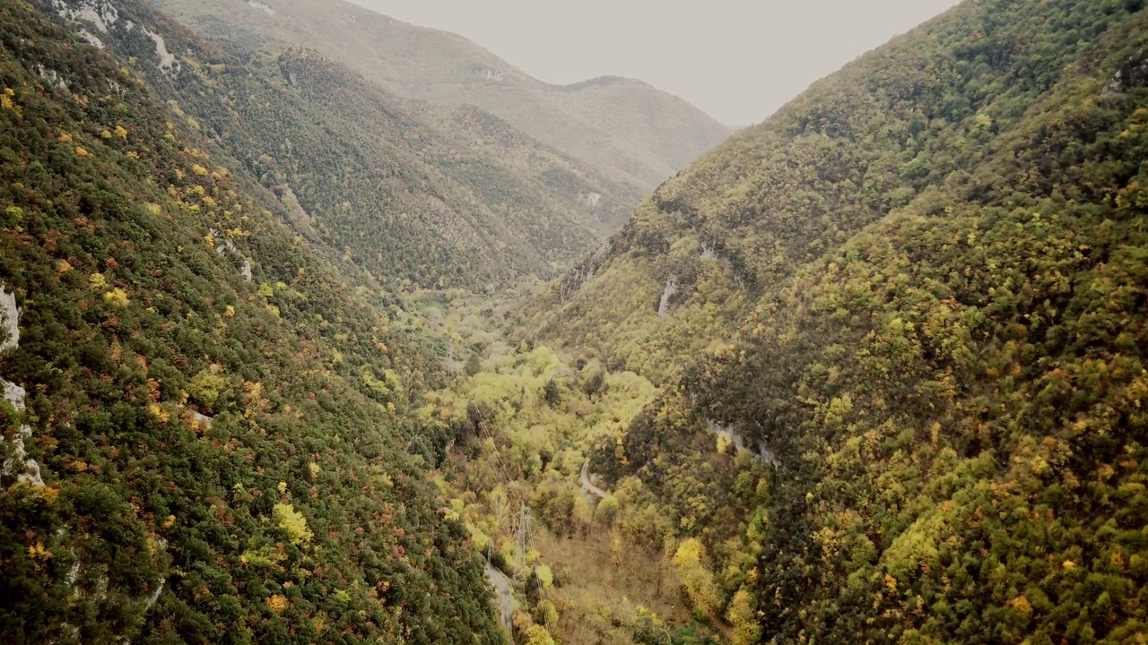 空中无人驾驶飞机超延时美丽的热带山谷之间的山。初升的太阳的第一缕光线穿透了云雾。夕阳最后的余晖照在树冠上。视频素材