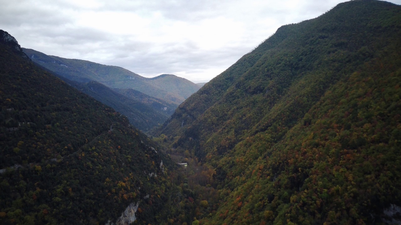 空中无人驾驶飞机超延时美丽的热带山谷之间的山。初升的太阳的第一缕光线穿透了云雾。夕阳最后的余晖照在树冠上。视频素材