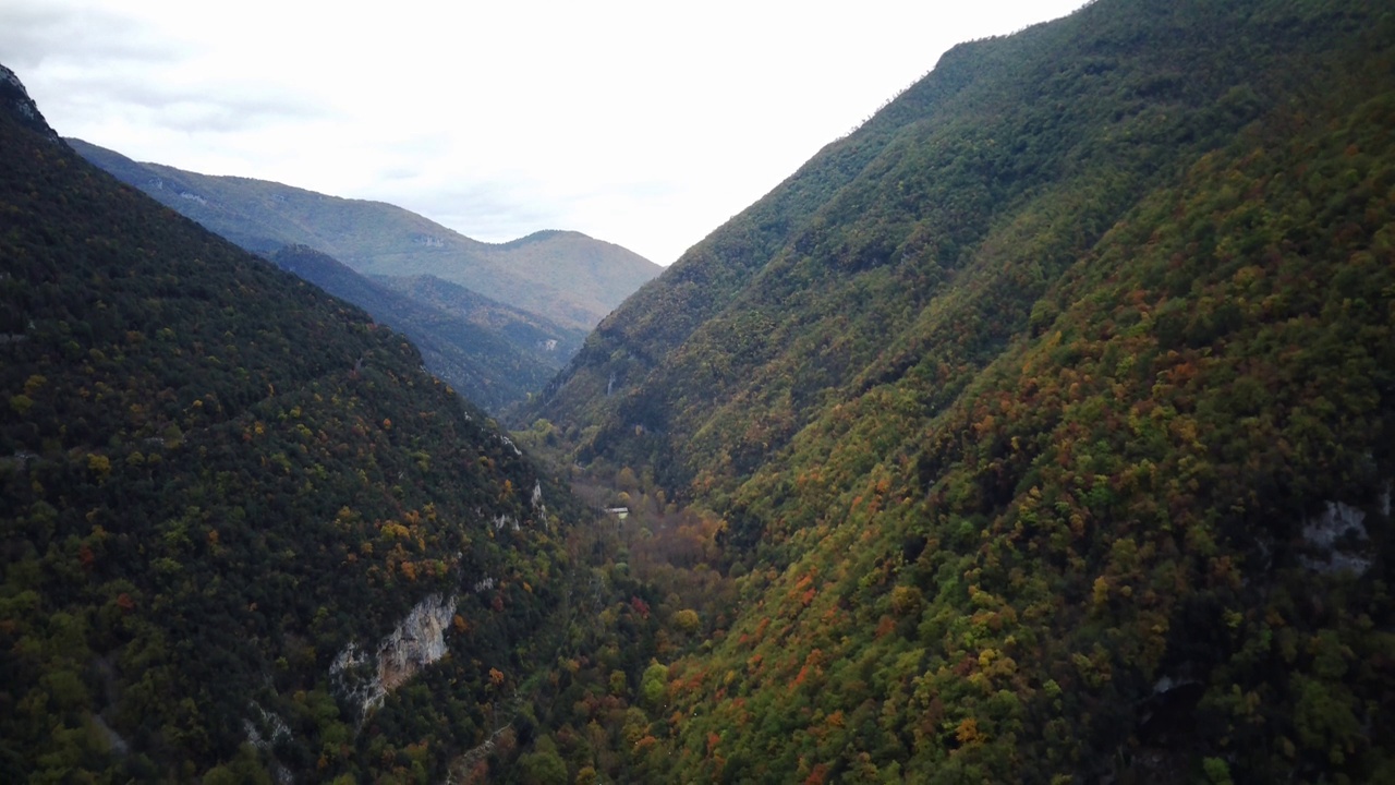 空中无人驾驶飞机超延时美丽的热带山谷之间的山。初升的太阳的第一缕光线穿透了云雾。夕阳最后的余晖照在树冠上。视频素材