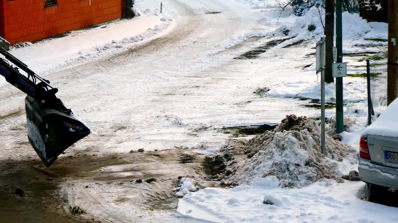 农用拖拉机除雪视频素材