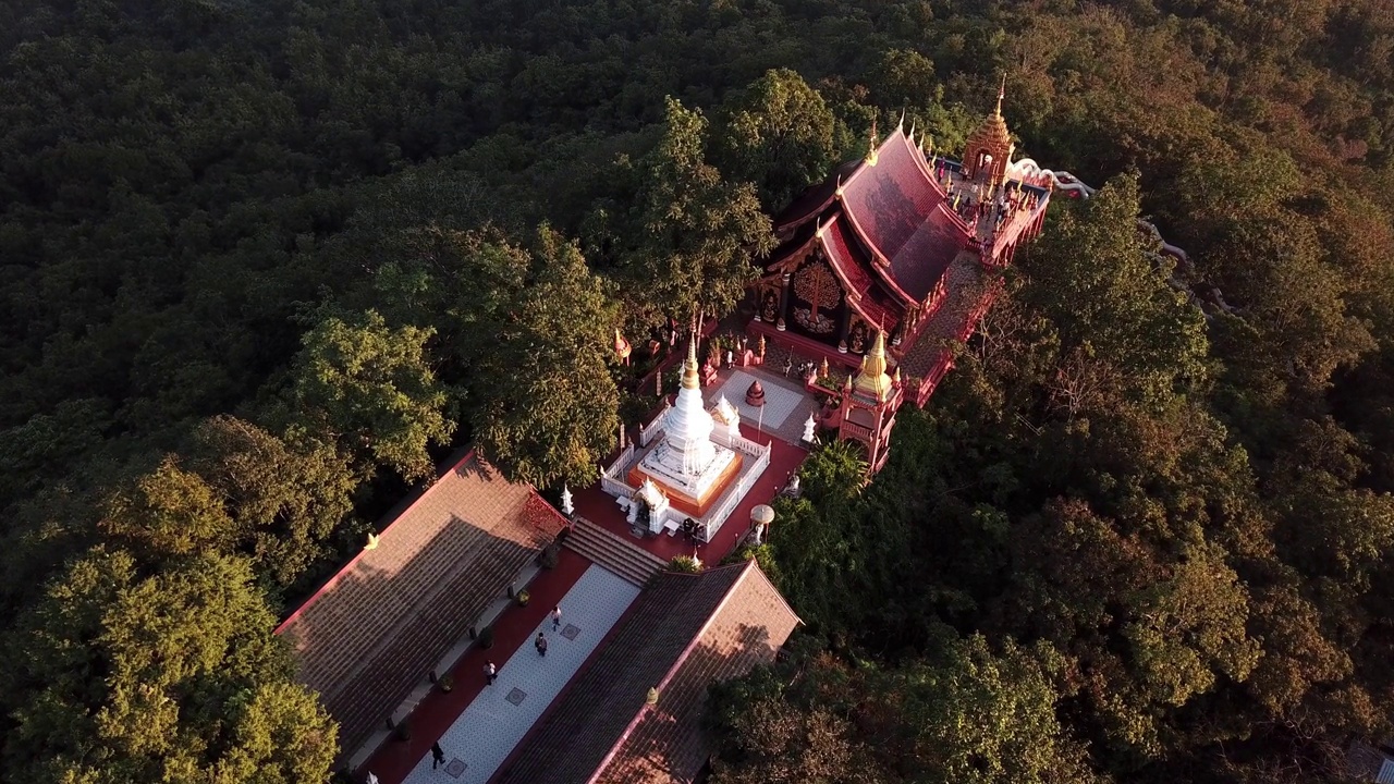 泰国南邦省的Wat Phra That Doi Phra Chan寺庙的主要建筑。视频素材