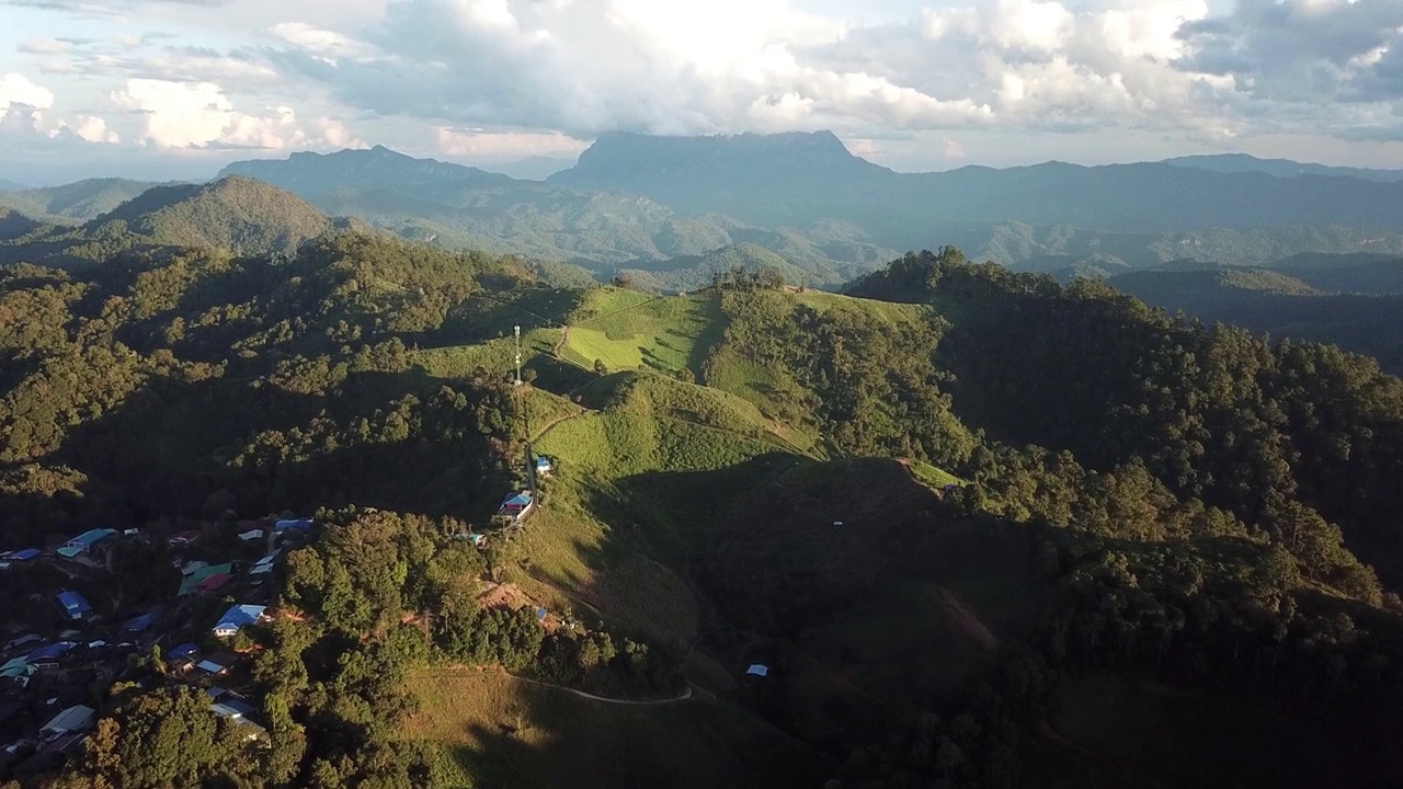 泰国清迈省Wiang Haeng地区的Doi Luang Chiang Dao山景。视频素材