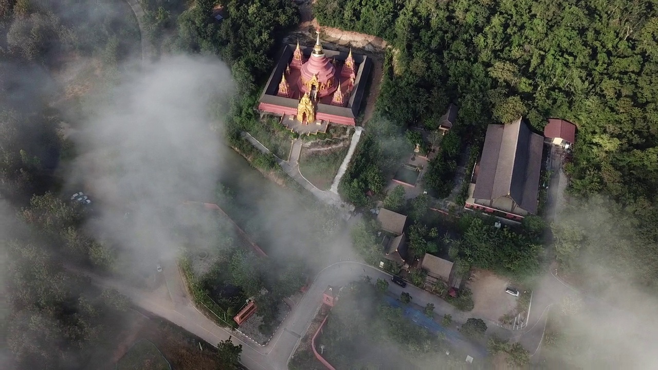 高角度的佛塔在Wat Phra That Doi Phra Chan寺庙位于湄他区，泰国南邦省。视频素材