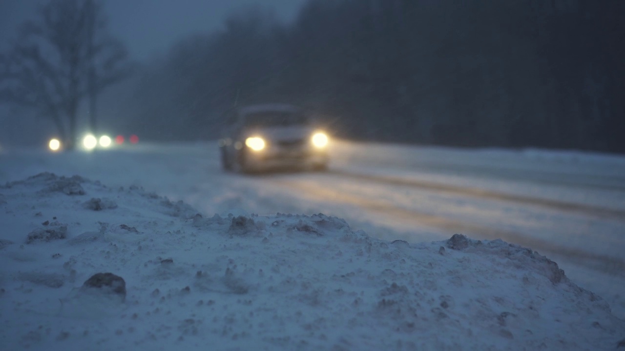 汽车在恶劣的天气条件下行驶。暴雪。视频素材