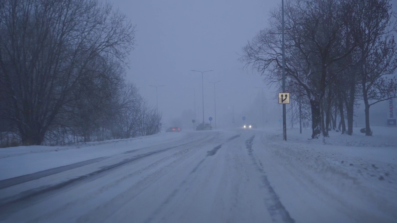 汽车在恶劣的天气条件下行驶。暴雪。视频素材