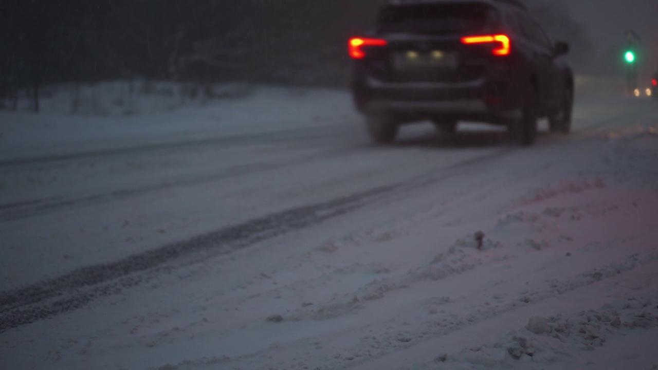 汽车在恶劣的天气条件下行驶。暴雪。视频素材