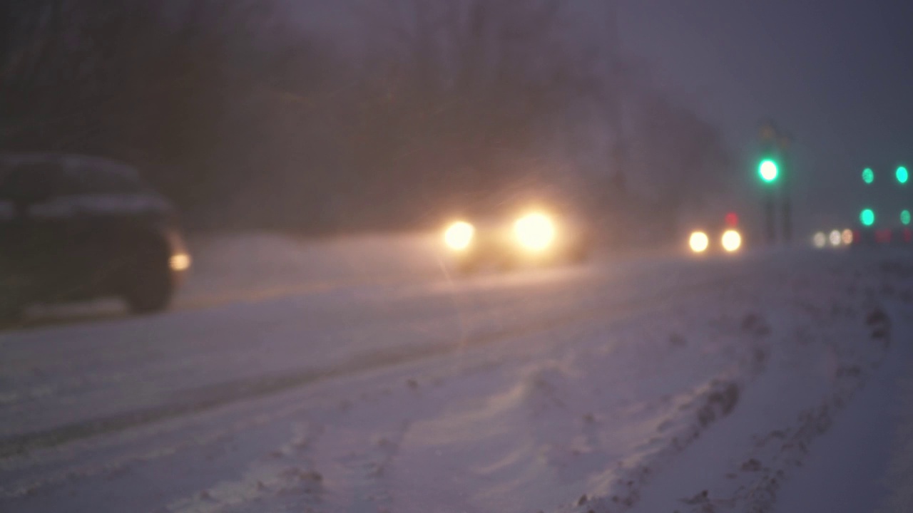 汽车在恶劣的天气条件下行驶。暴雪。视频素材