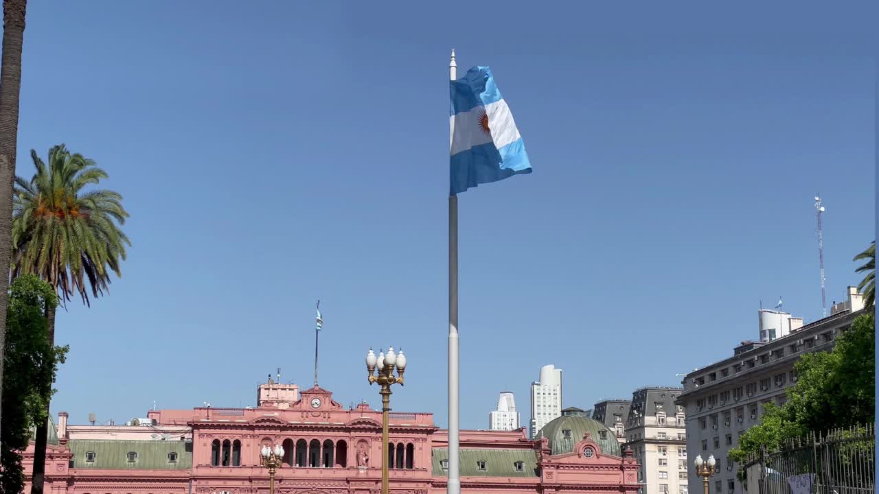 布宜诺斯艾利斯中心，五月广场(英文:May Square)的阿根廷国旗，背景是玫瑰宫(英文:Pink House)。4K分辨率。视频素材