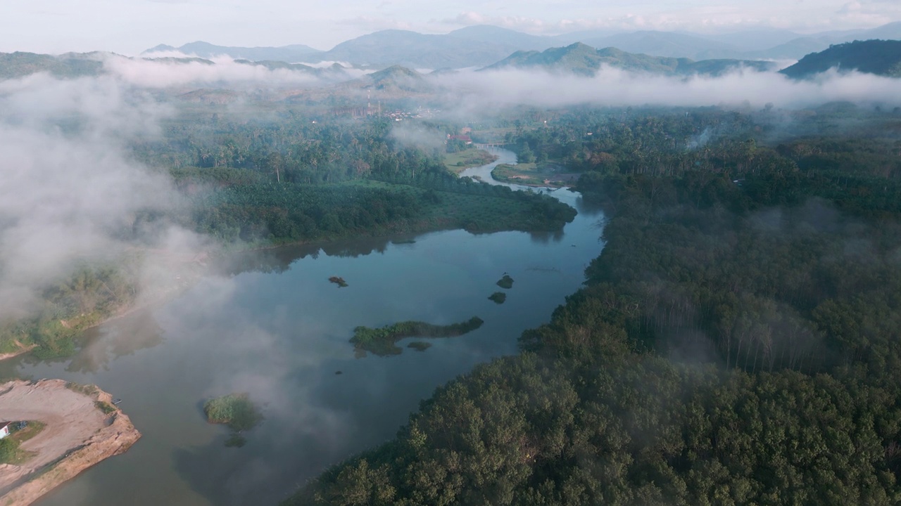 热带雨林早晨有雾，鸟瞰河流运河视频素材