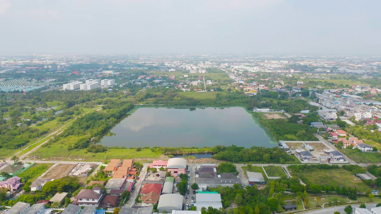 鸟瞰带湖、塘的居住小区。城市住宅开发从上面看。前视图。泰国曼谷市的房地产。房地产。视频素材