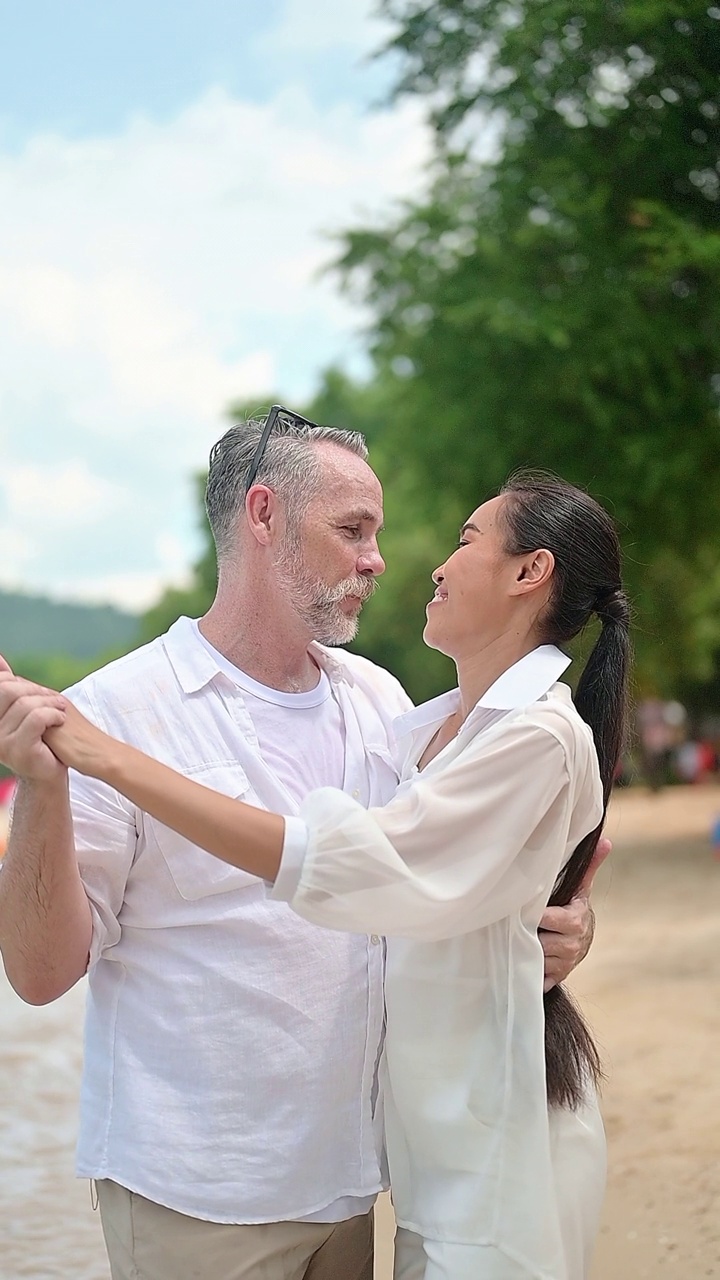 多种族的新婚夫妇前往海滩视频素材