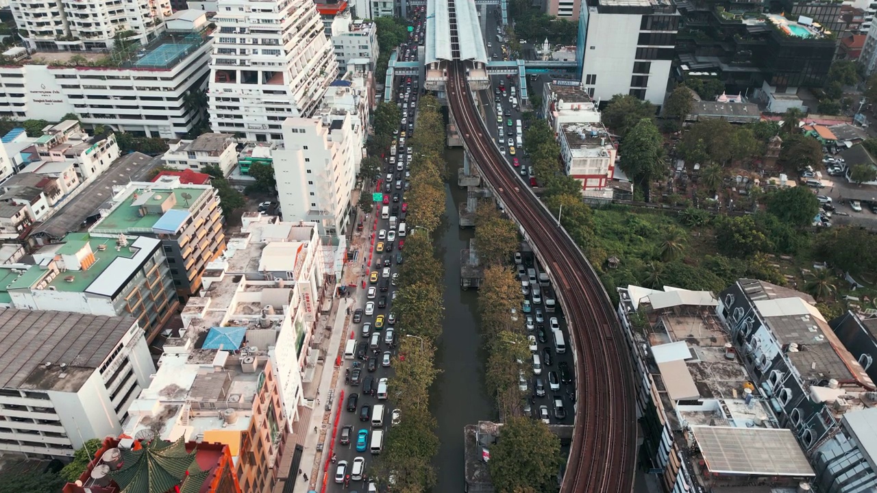 曼谷市区办公楼与交通道路日落天空鸟瞰图视频素材