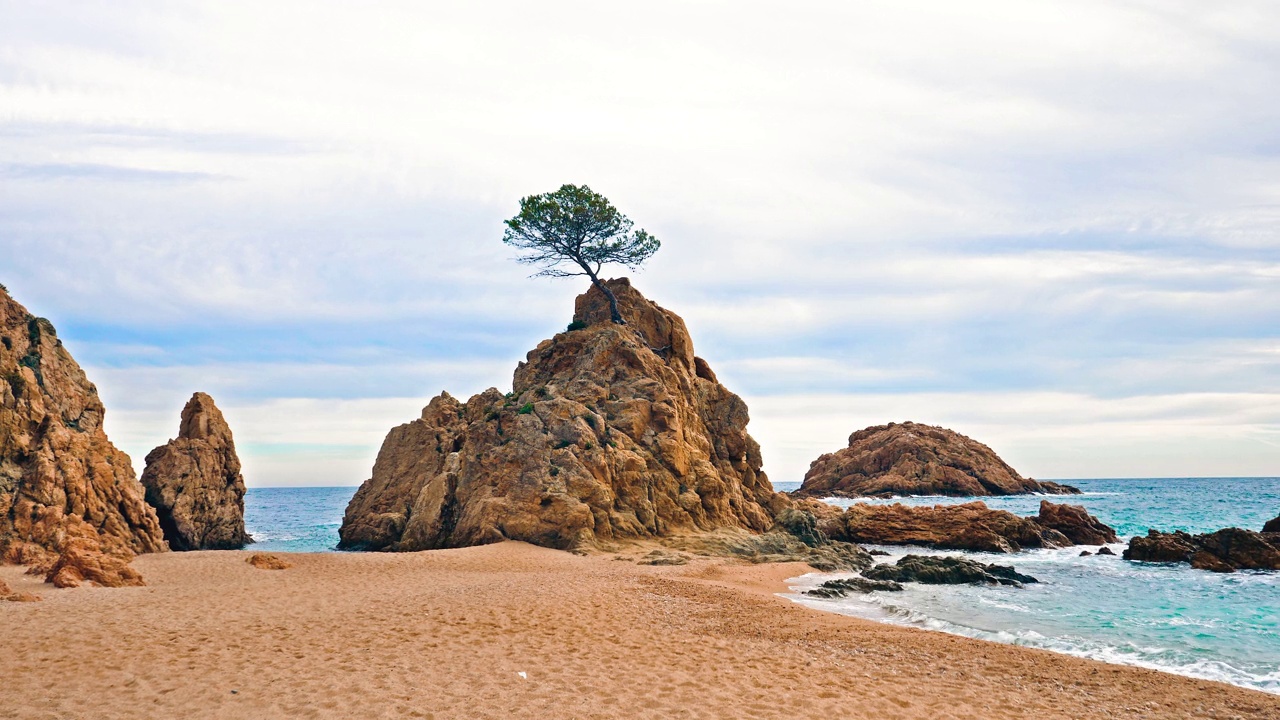 海滩和岩石，地中海在布拉瓦海岸，西班牙视频素材