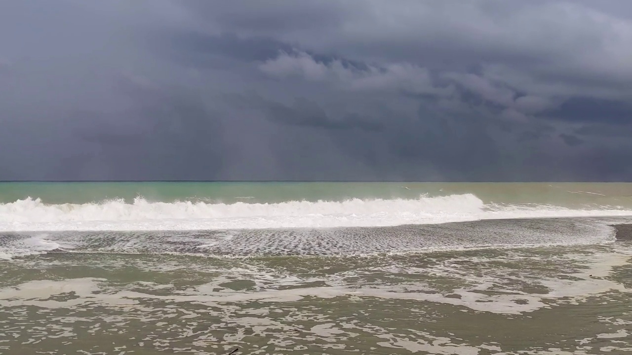 海洋上空雨云的镜头。海面恶劣天气下的乌云。高视角视频素材