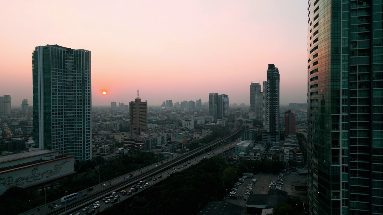 现代办公大楼与城市交通日落光鸟瞰视频素材