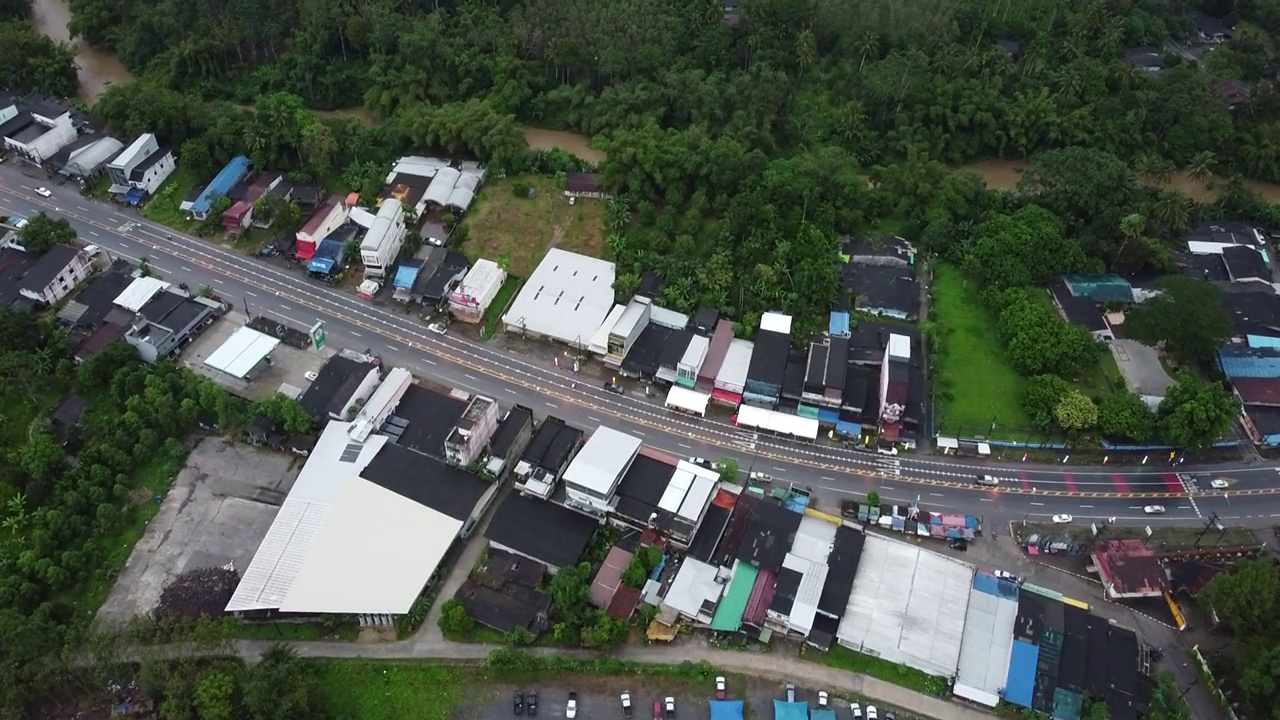 泰国乡村公路的鸟瞰图。视频素材