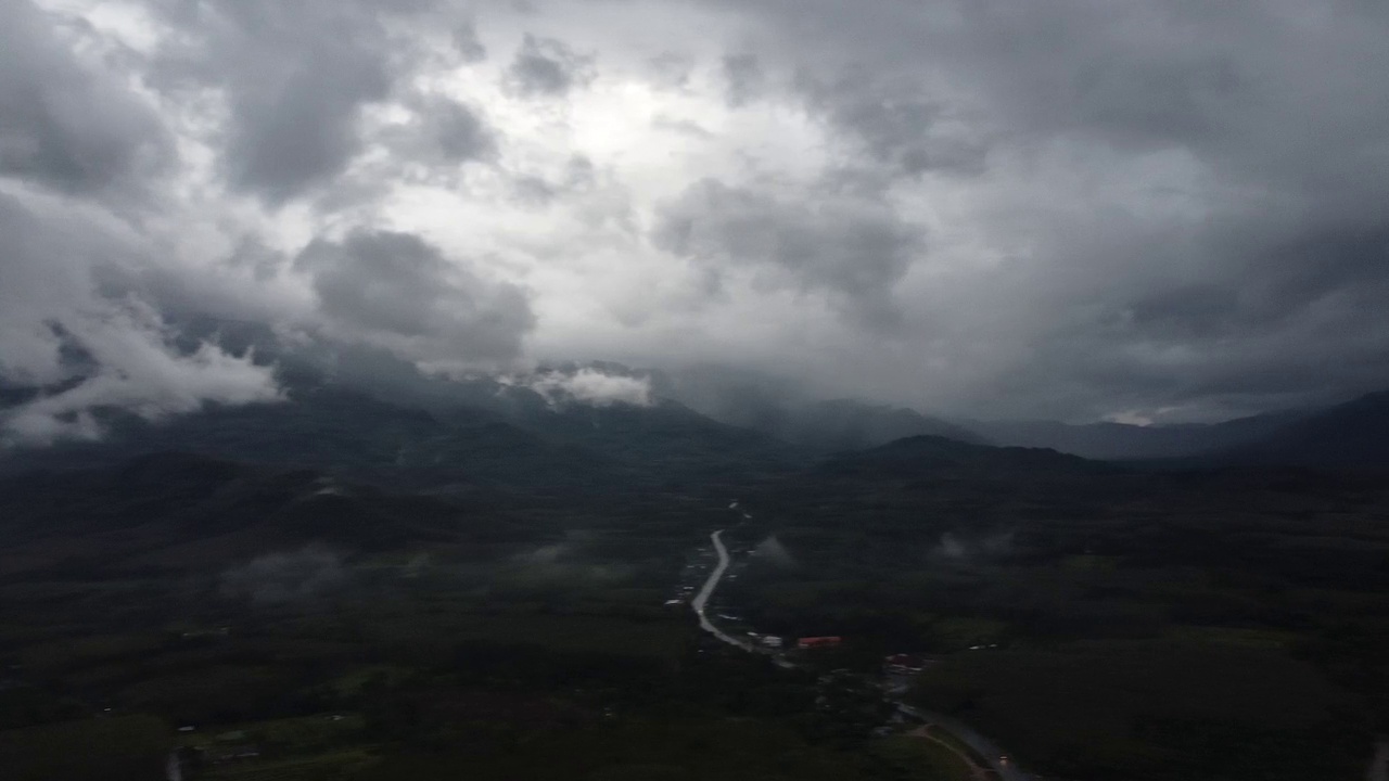 泰国乡村公路的鸟瞰图。视频素材