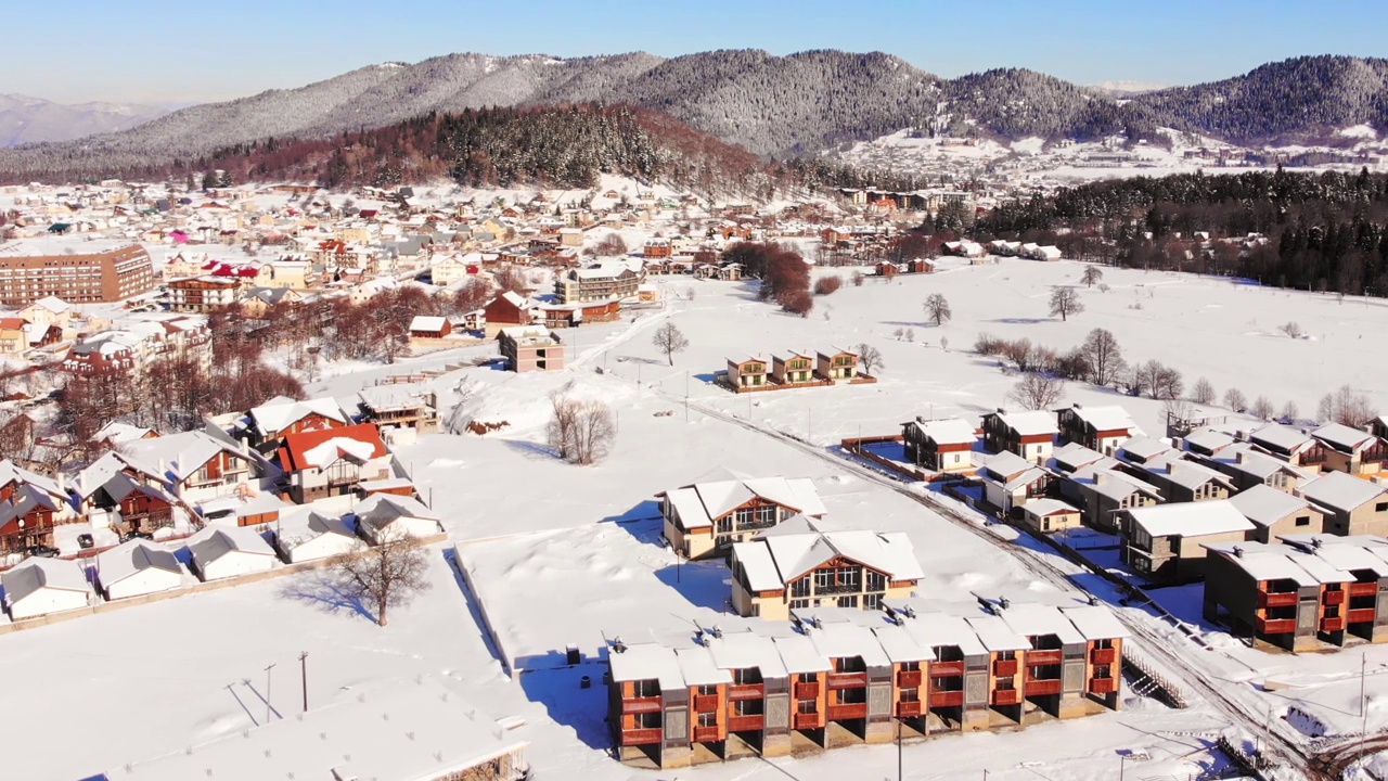 俯瞰巴库里亚尼滑雪场和度假屋全景在格鲁吉亚，高加索山脉。著名的户外滑雪胜地视频素材