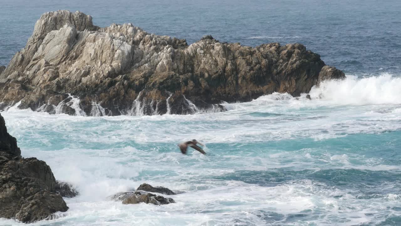 悬崖的岩石峭壁，海洋海滩，Point Lobos，加利福尼亚海岸。波崩溃。视频素材