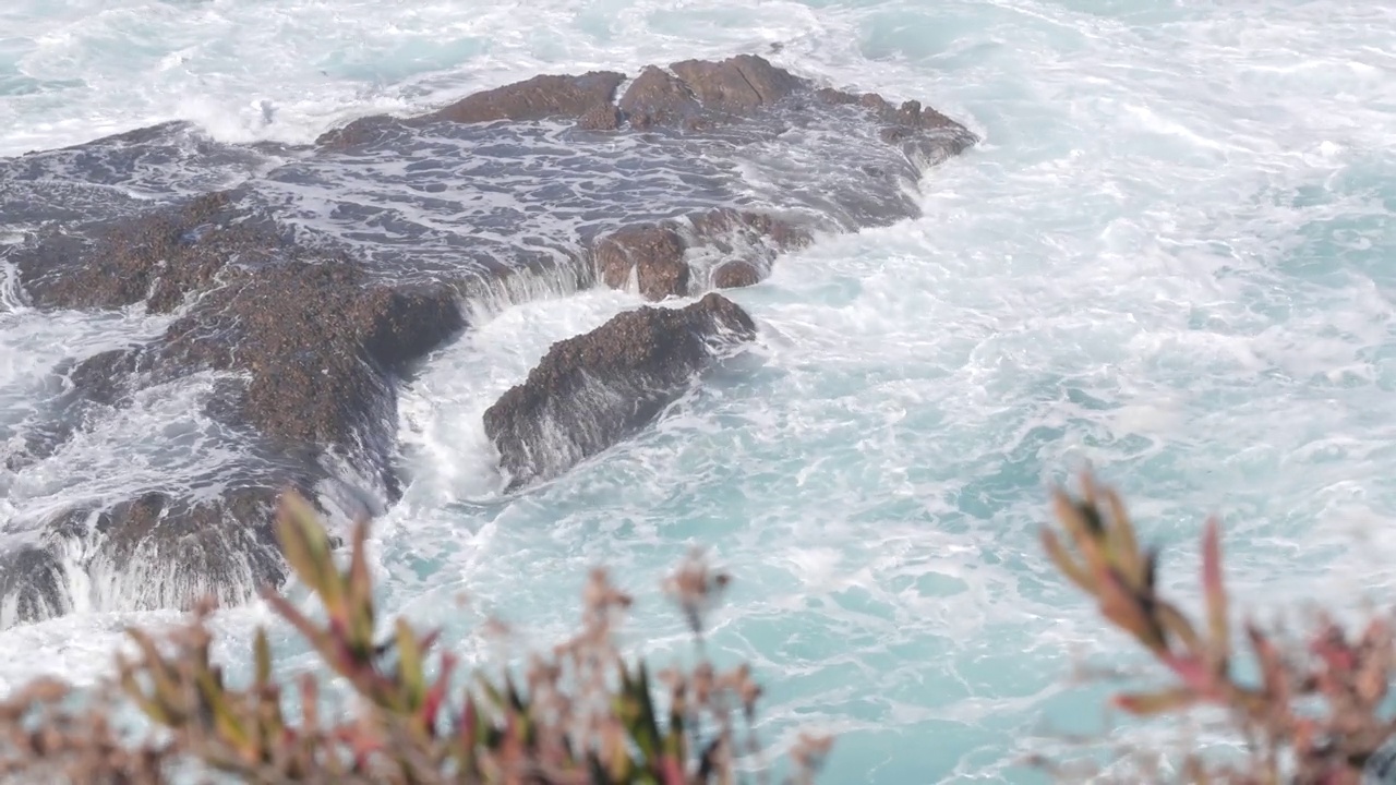 悬崖的岩石峭壁，海洋海滩，Point Lobos，加利福尼亚海岸。波崩溃。视频素材