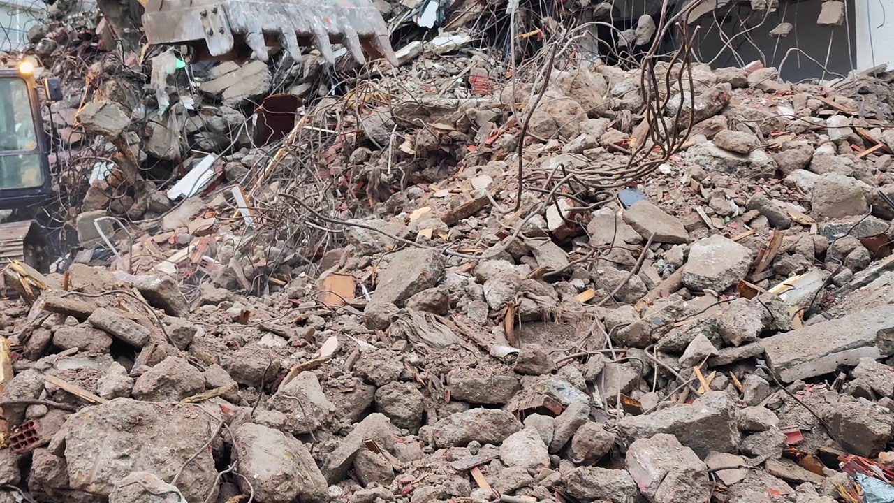 挖掘机在建筑拆迁中收集土石方视频素材