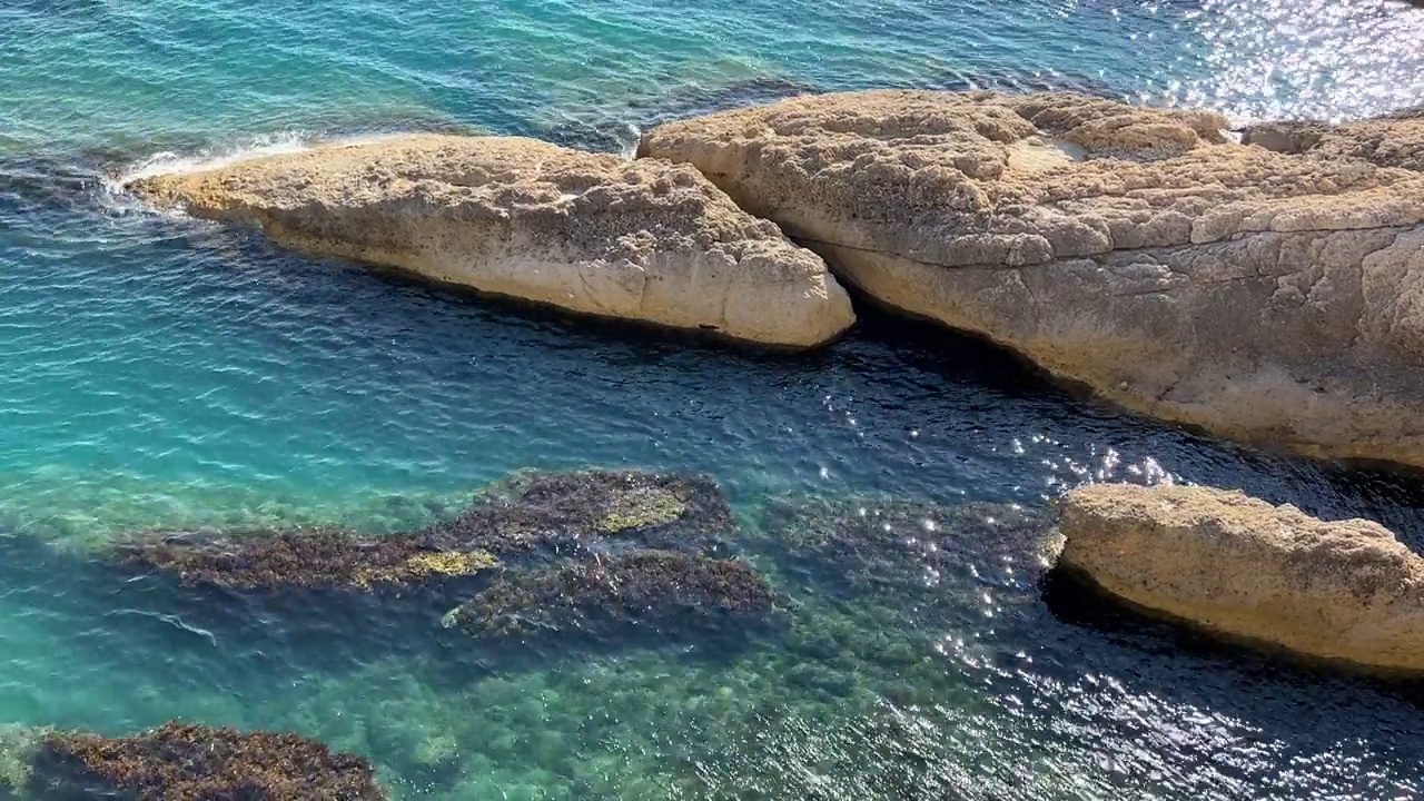 海蓝碧绿的水波岩石海岸。视频素材