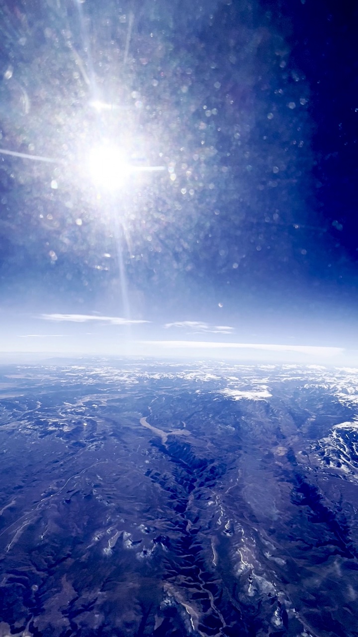 太阳，天空和地形观看飞越美国视频素材