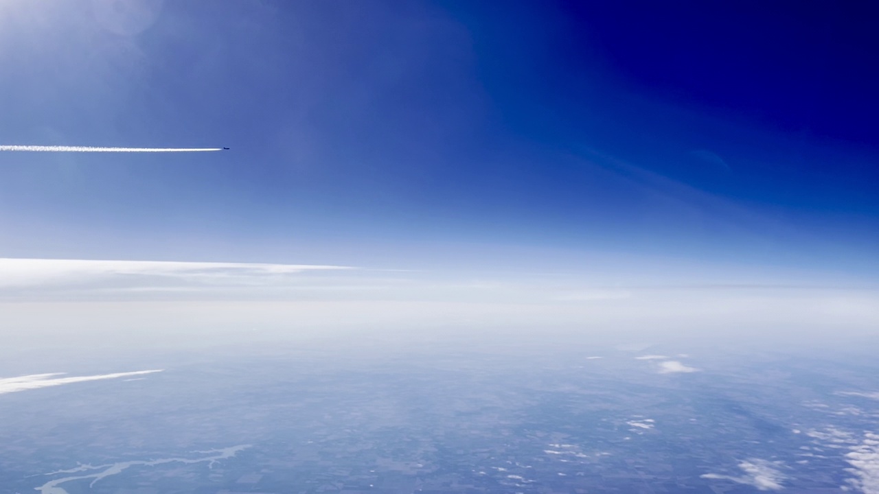 从空中看飞越美国上空的远距离飞机视频素材