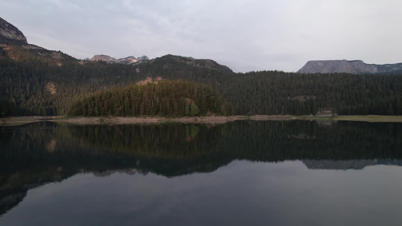 黑湖或Crno jezero的鸟瞰图，黑山，Zabljak，欧洲视频素材