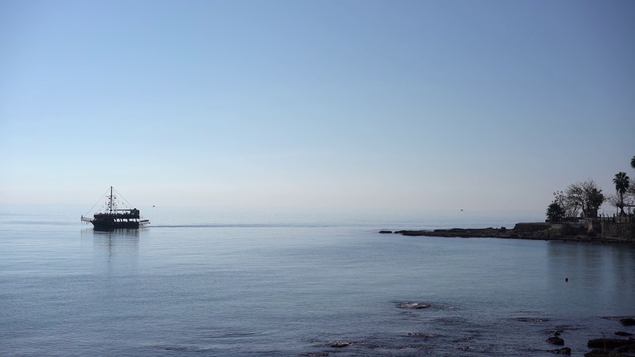 在地中海沿岸的海上，一艘帆船观光船视频素材