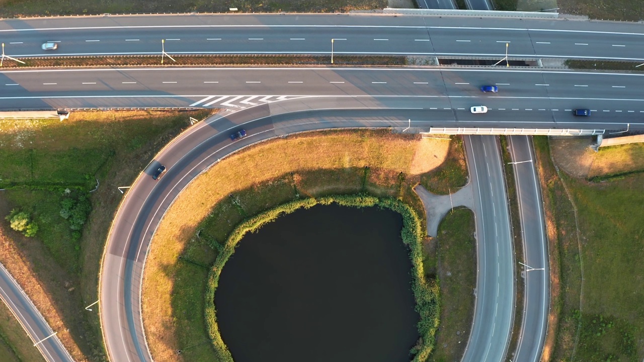 从高速公路上过往车辆的高度看，高速公路视频素材