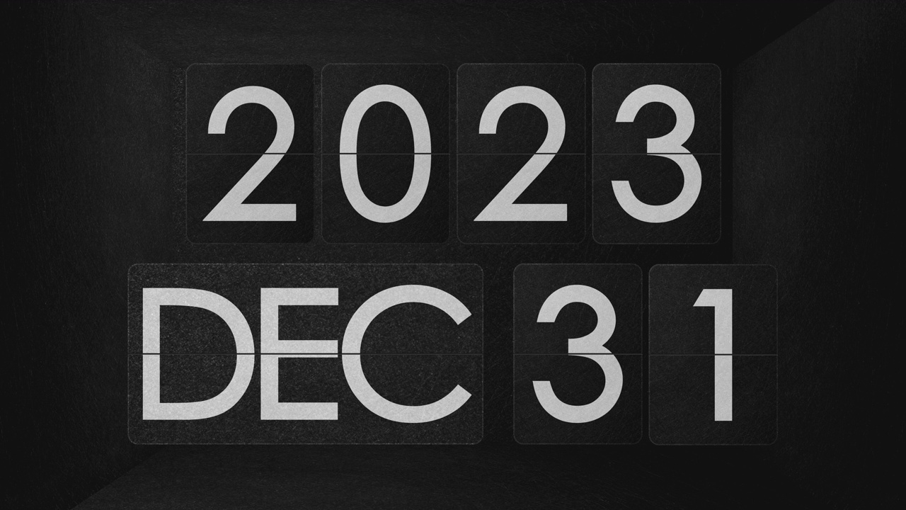 机械翻转时钟从2023年12月切换到2024年1月。复古装置蒸汽朋克翻盖日历新年快乐!!视频素材