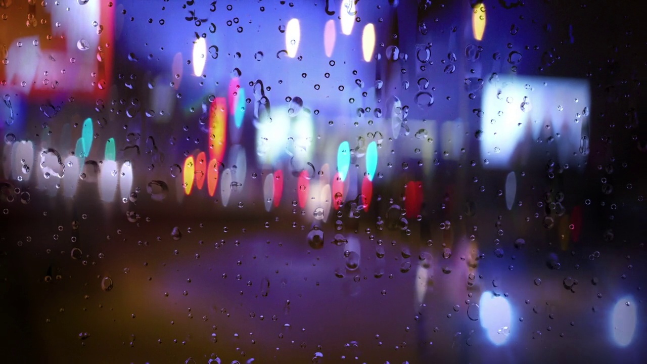 暴雨中雨水顺着窗户流下视频素材